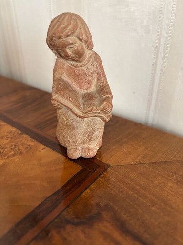 Lesender junge aus ton - aus,