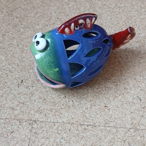 Glänzende tierfigur fisch - fisch, als