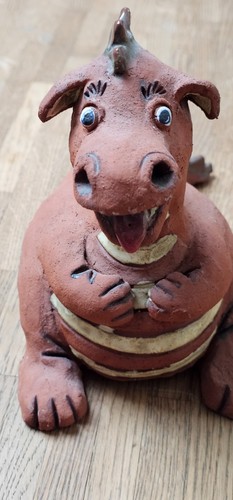 Lustiger dino aus gebranntem - lustiger,
