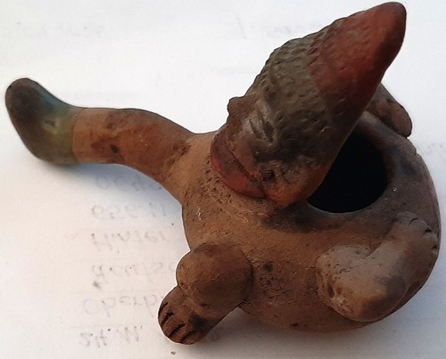 Sitzende ton figur mit - ton-figur, einem