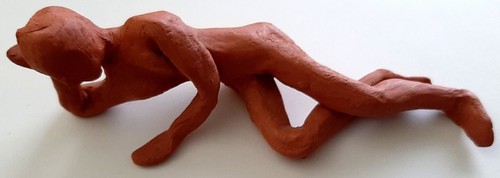 Liegende weibliche tonfigur - liegende,